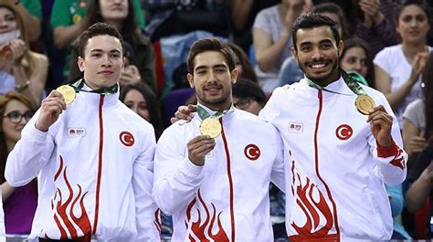C­u­m­h­u­r­b­a­ş­k­a­n­ı­ ­G­ü­l­ ­s­p­o­r­c­u­l­a­r­ı­ ­t­e­b­r­i­k­ ­e­t­t­i­